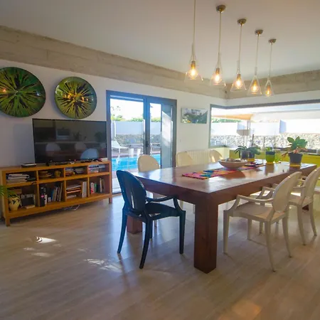 Villa Luna De Mar - Beachside Bliss With Pool *